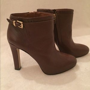 Like new Banana Republic size 7.5 ankle booties